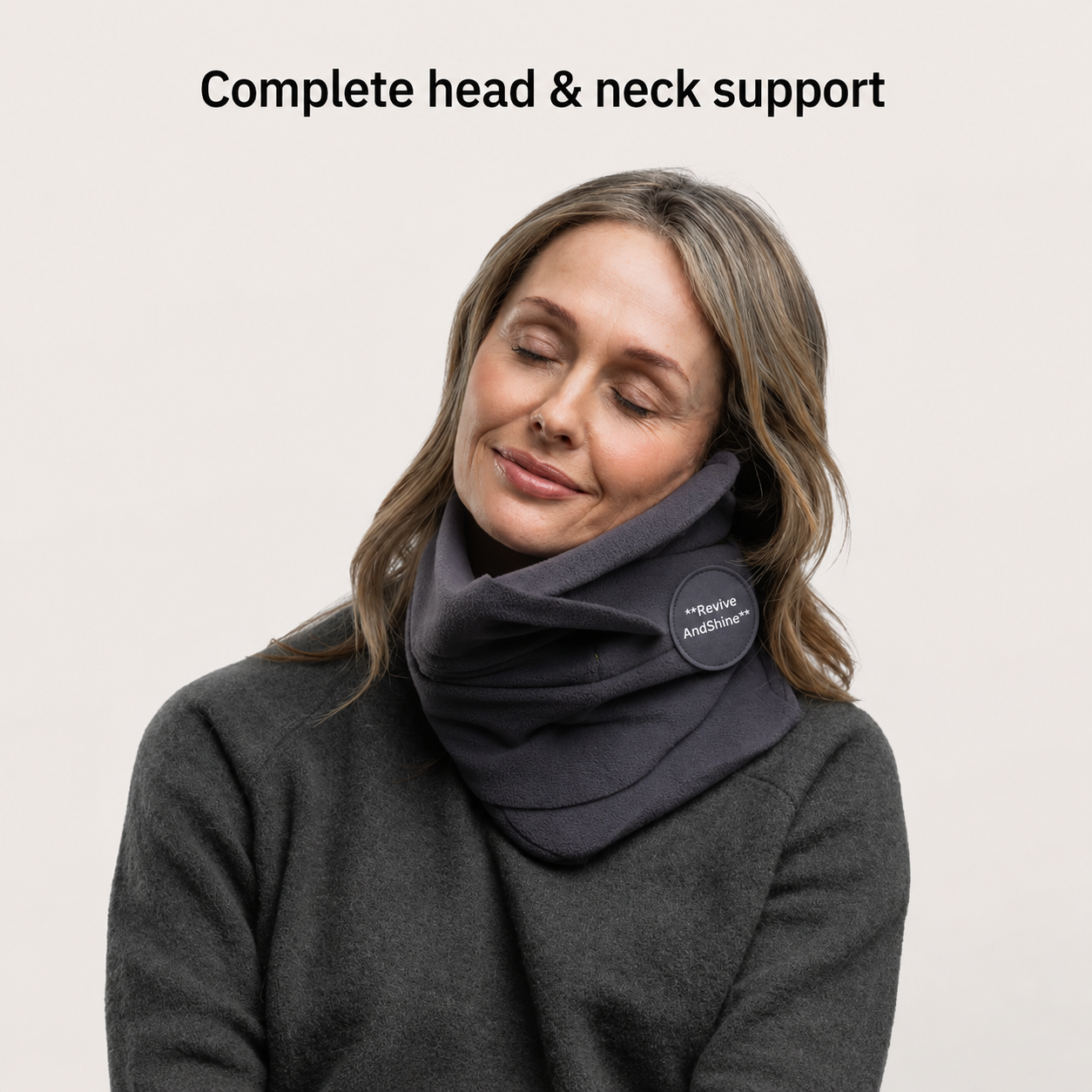 Reisende schläft entspannt mit dem Travel Pillow — Kopf & Nacken werden gestützt