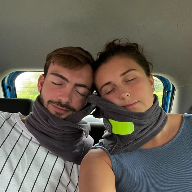 Sabrina K. mit dem Travel Pillow