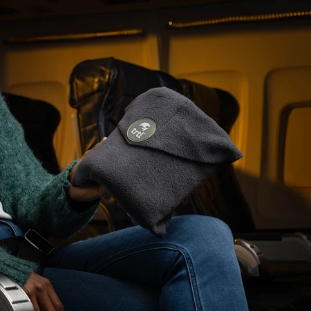 Jonas F. mit dem Travel Pillow